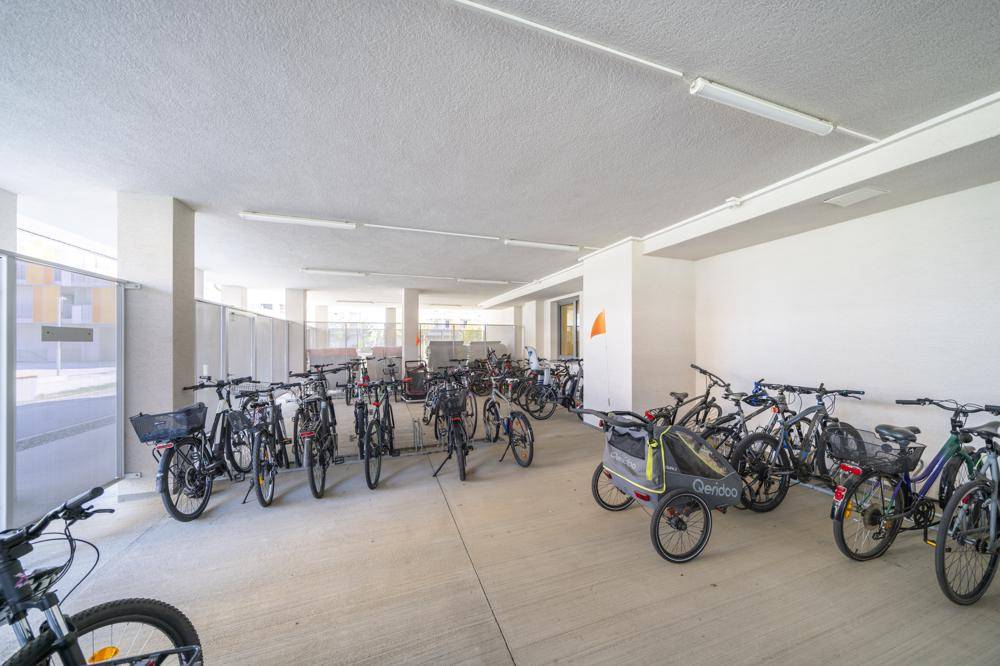 Geräumiger Fahrradraum mit zahlreichen Abstellmöglichkeiten für Fahrräder und Anhänger.