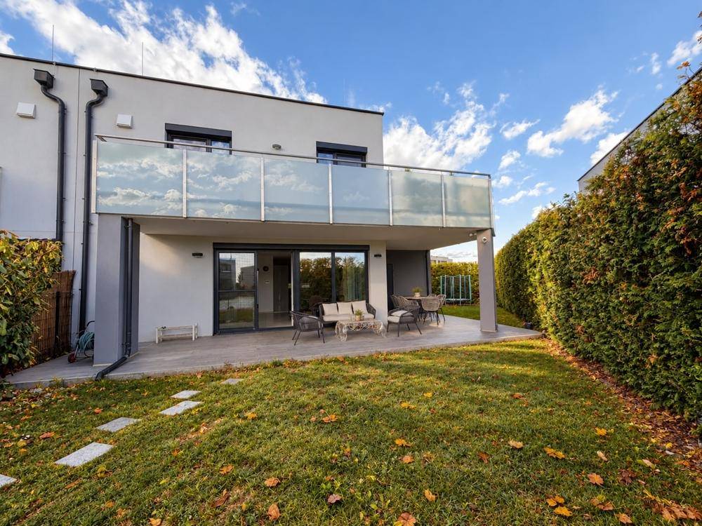 Hausansicht Gartenseite Herbst
