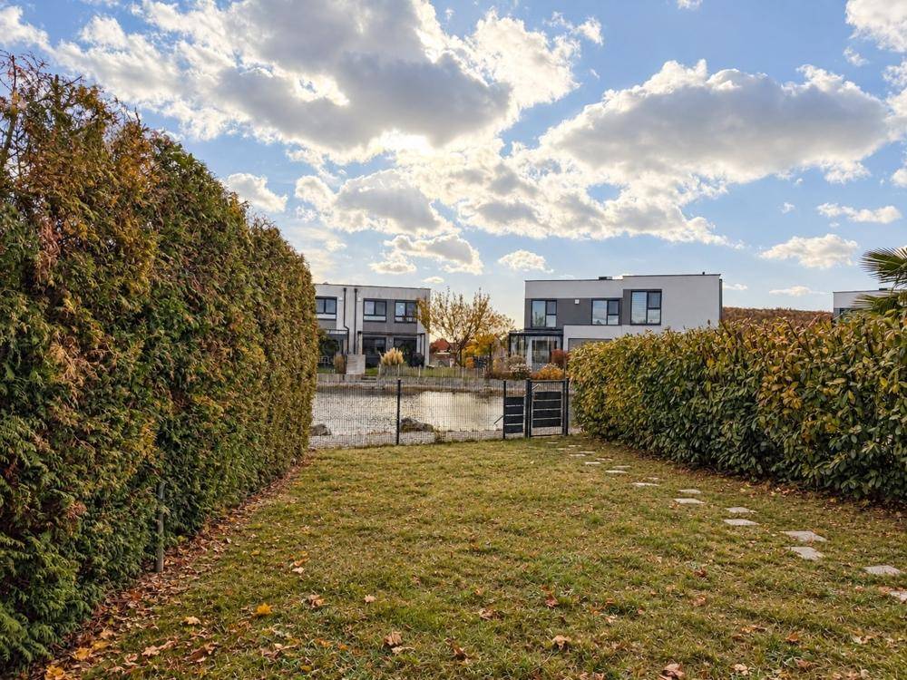 Herbstlicher Gartenblick zum Teich