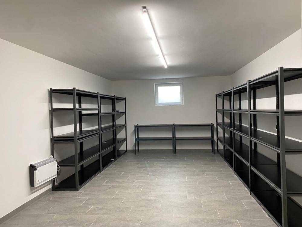 Geräumiger Abstellraum mit praktischen Regalen und einem kleinen Fenster für Belüftung.