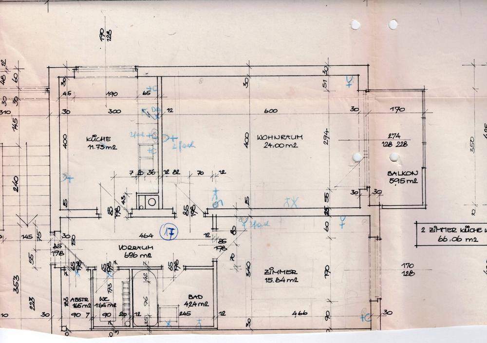 Handgezeichneter Grundriss einer Wohnung mit Küche, Wohnzimmer, Bad und Balkon.