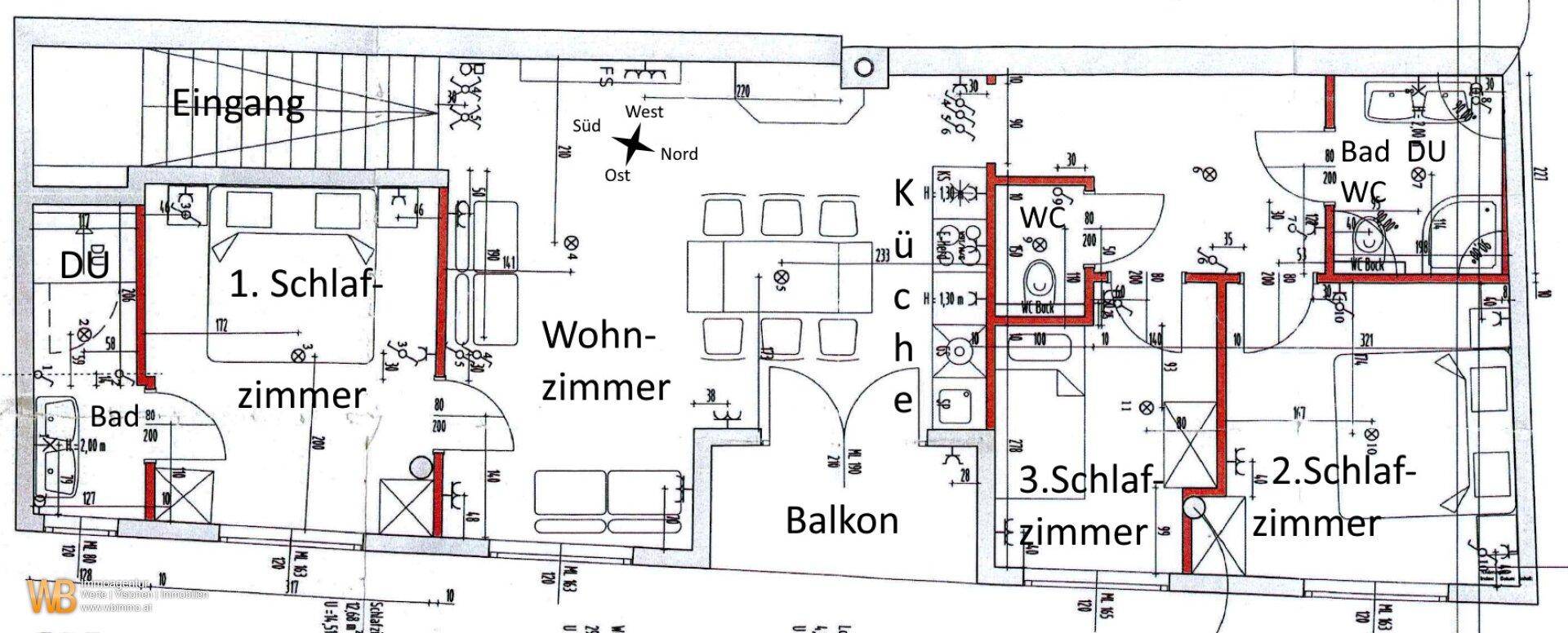 Detaillierter Grundriss einer Wohnung mit drei Schlafzimmern und Balkon.