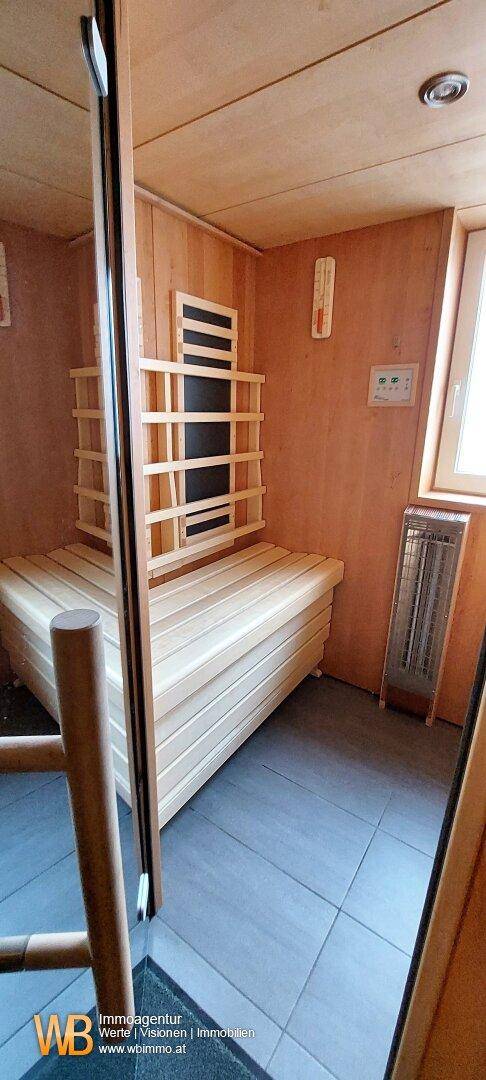 Private Sauna mit Holzausstattung und Sitzbänken für Entspannung.