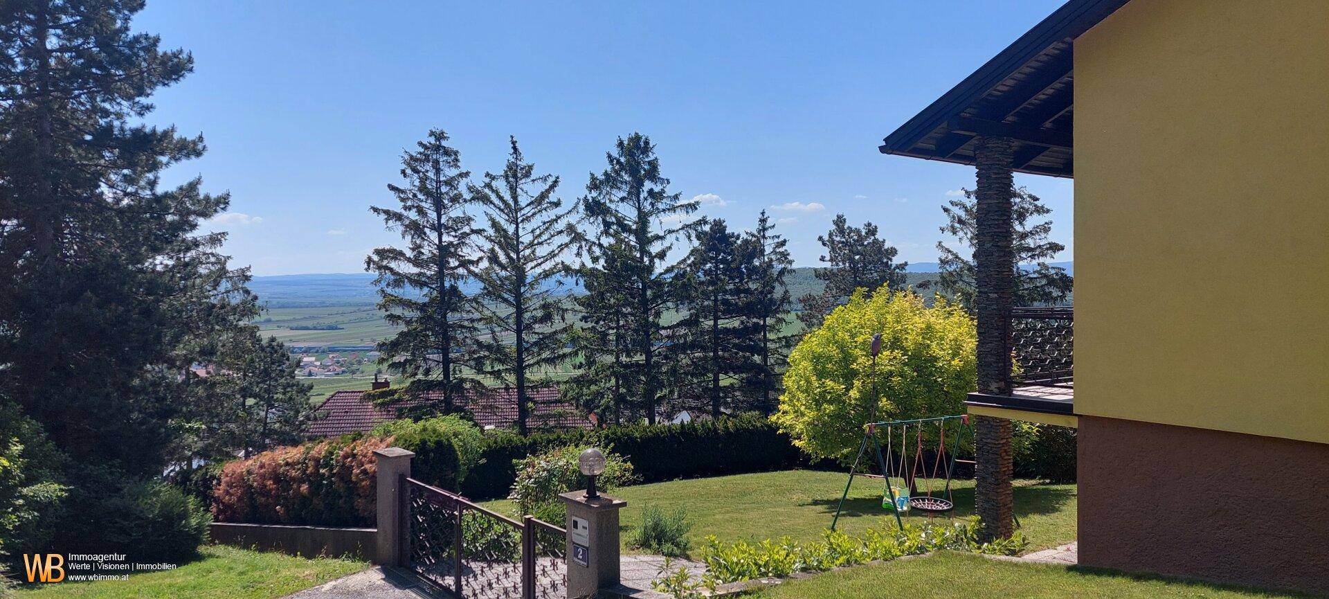 Seitenansicht des Hauses mit Balkon und weitem Blick über die Landschaft.