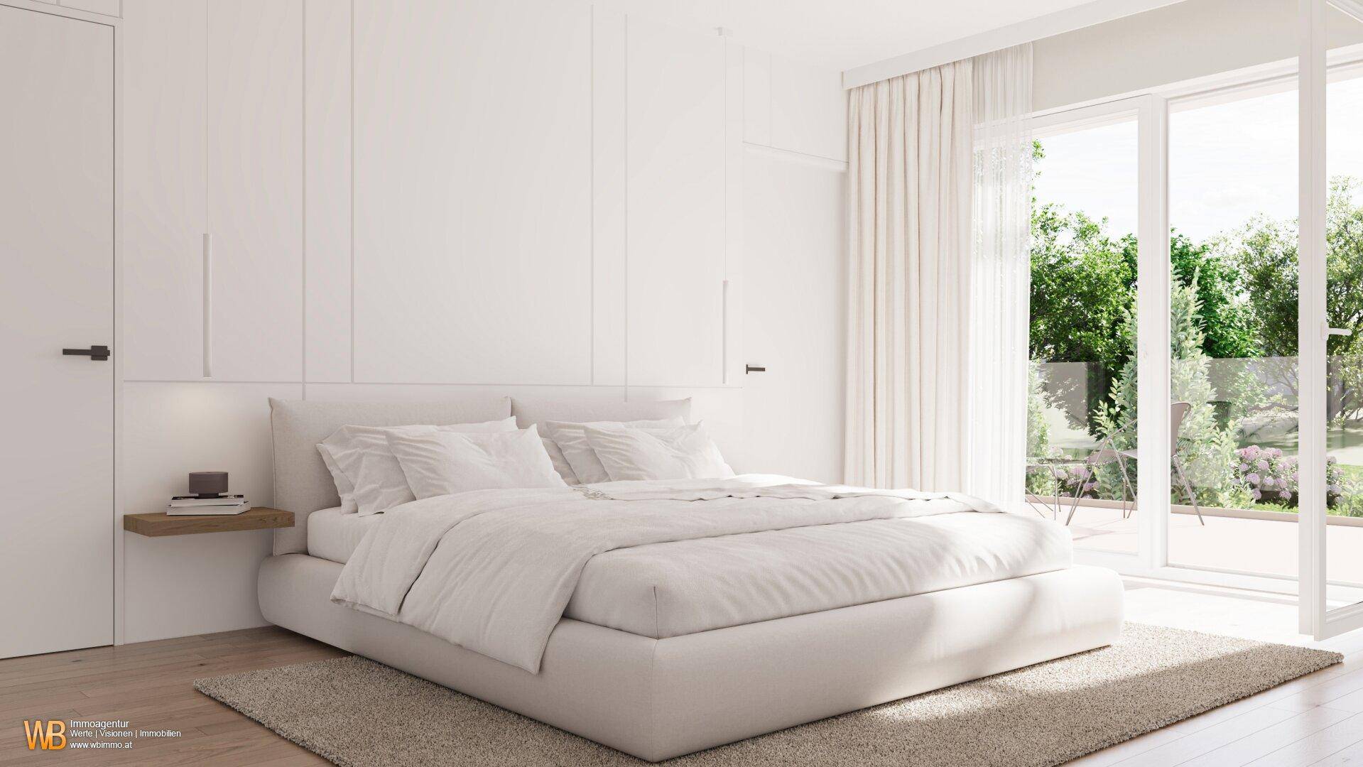 Helles Schlafzimmer mit großem Doppelbett, Holzboden und Zugang zur Terrasse mit Gartenblick.