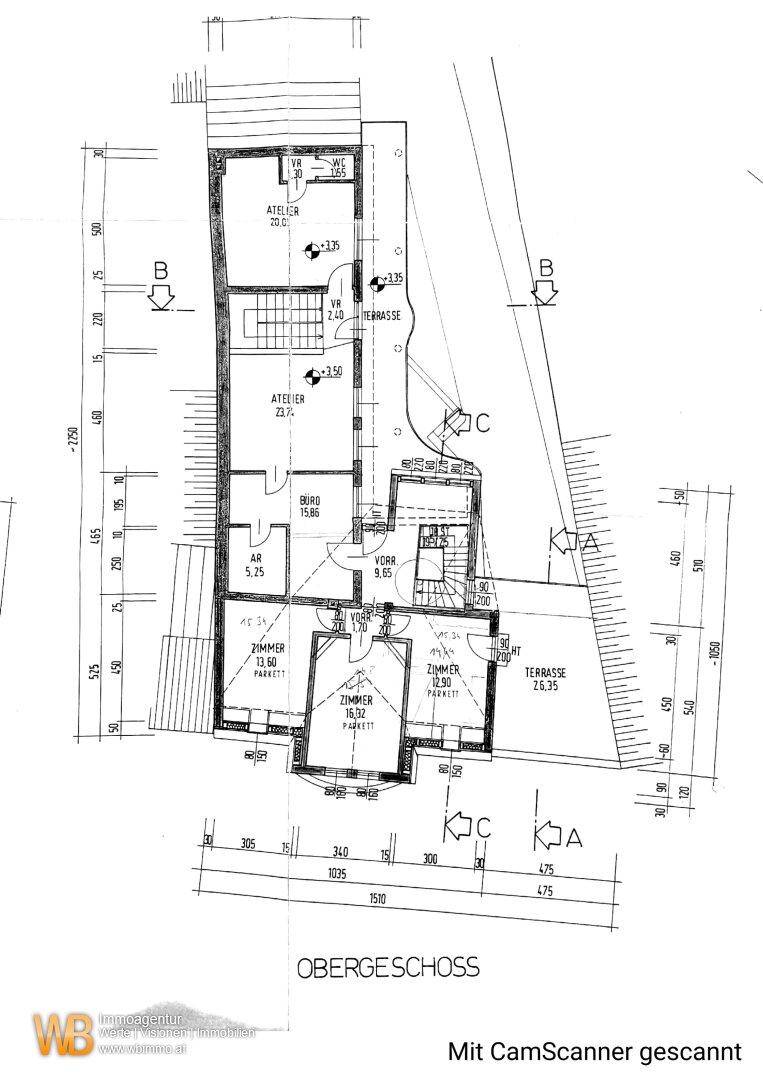 Grundriss des Obergeschosses mit mehreren Zimmern, Bad und Terrasse.
