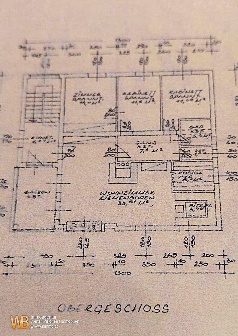 Grundriss des Obergeschosses mit Schlafzimmern, Bad und Balkon.