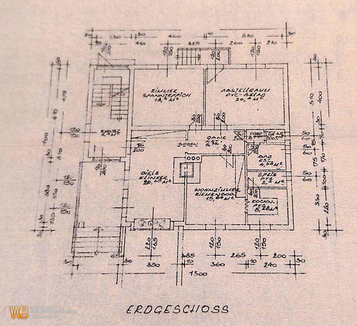 Grundriss des Erdgeschosses mit Wohnzimmer, Küche und Abstellraum.