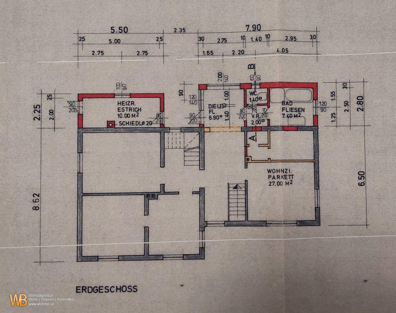 Grundriss des Erdgeschosses mit Wohnzimmer, Badezimmer und separatem WC.