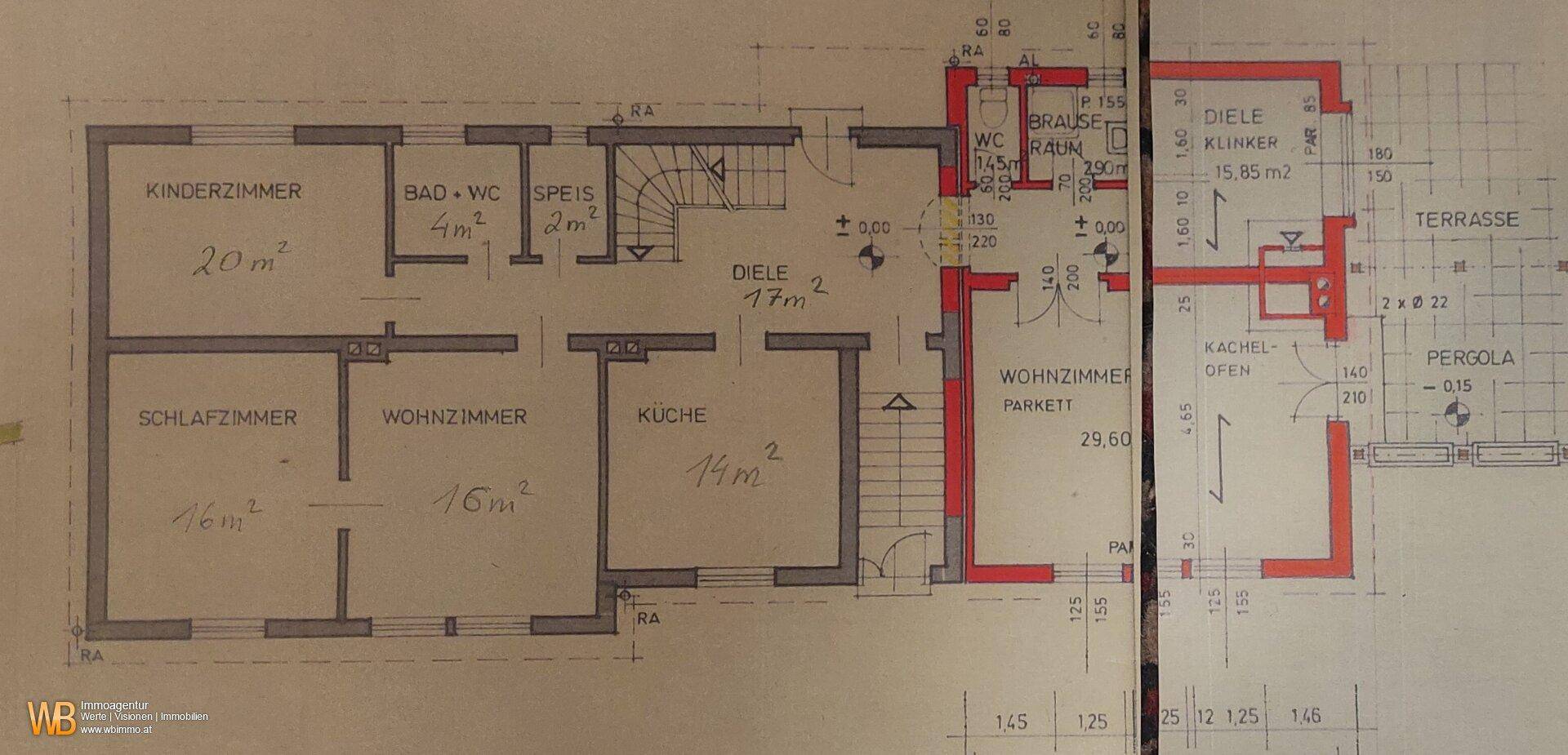 Grundriss des Erdgeschosses mit Wohnzimmer, Küche, Schlafzimmern und Terrasse.