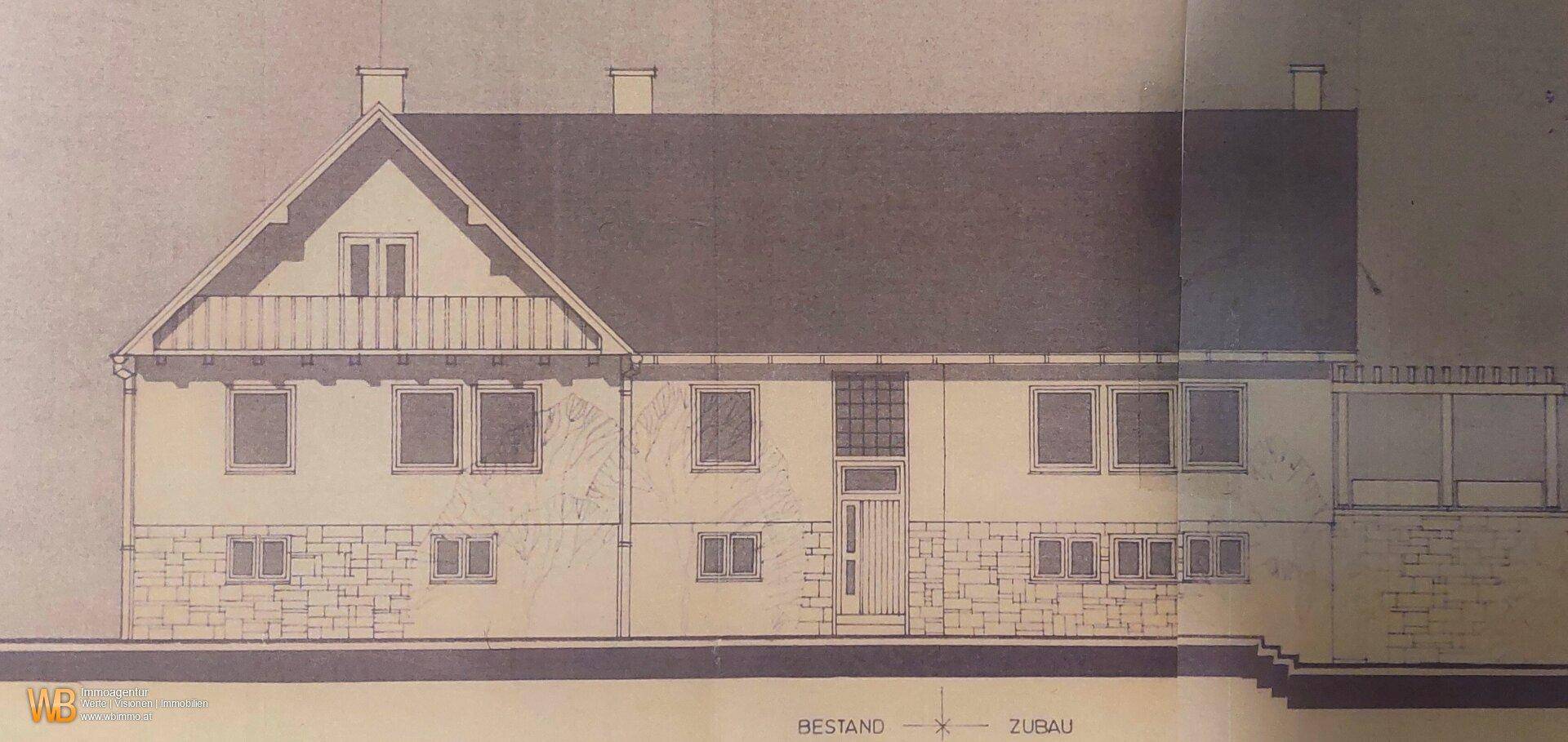 Ansicht der Gebäudefassade mit Fenstern, Balkon und der Erweiterung des Hauses.