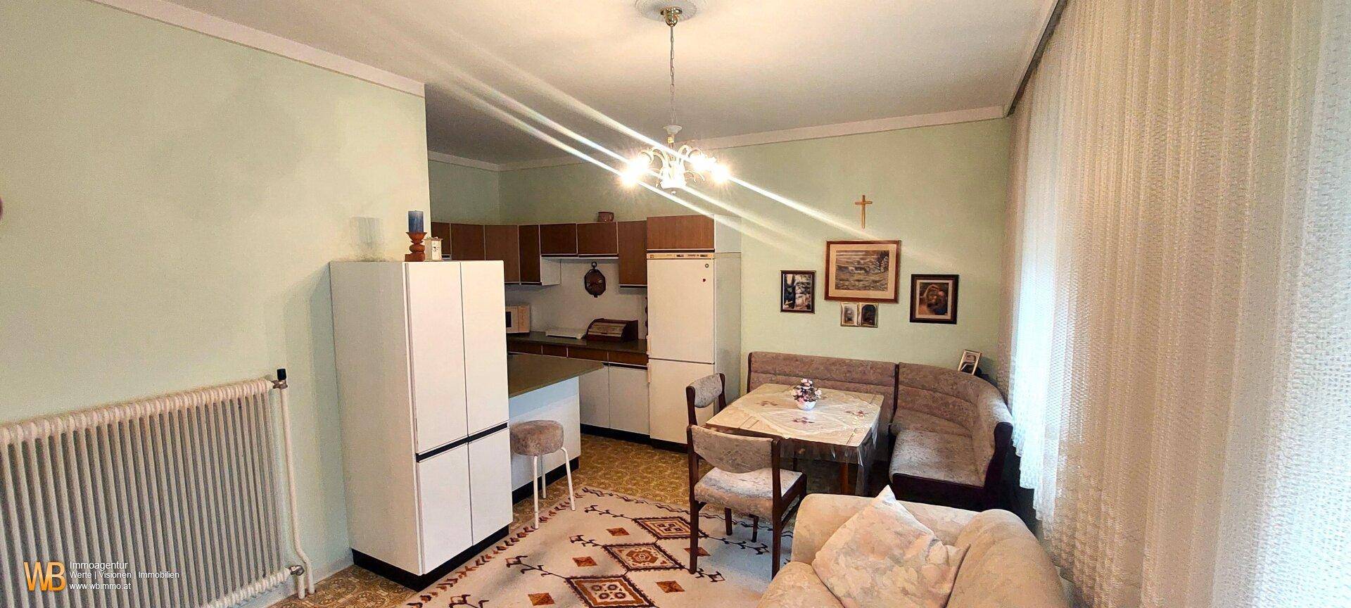 Kombinierter Wohn- und Essbereich mit einer funktionalen Küche und gemütlichen Sitzgelegenheiten.