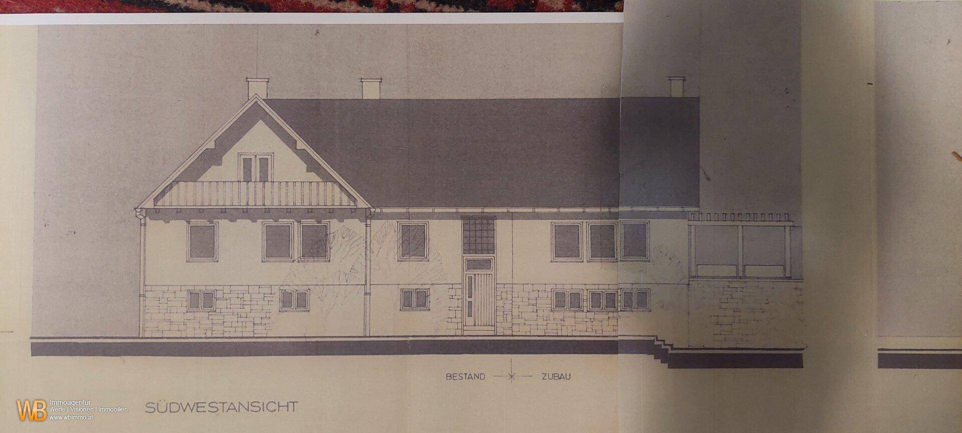 Architektonische Zeichnung der Südwestansicht des Hauses mit Balkon und Anbau.