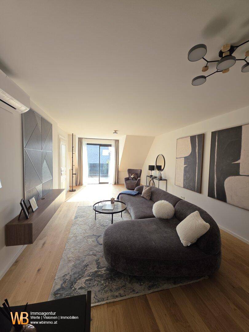 Gemütlicher Wohnbereich mit großem Sofa, Holzboden und viel Tageslicht durch die Terrassentür.