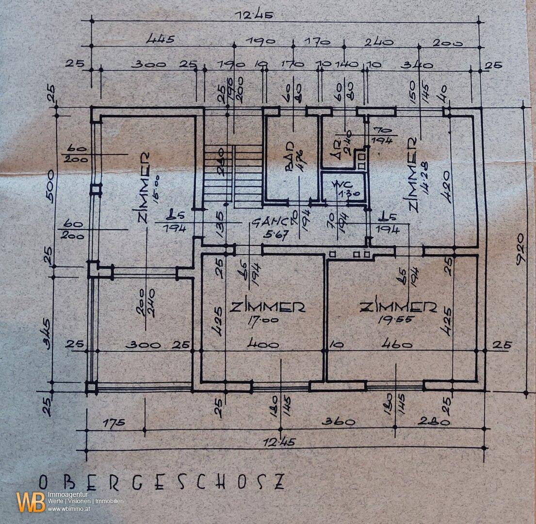 Handgezeichneter Grundriss des Obergeschosses mit mehreren Zimmern, Bad und WC.