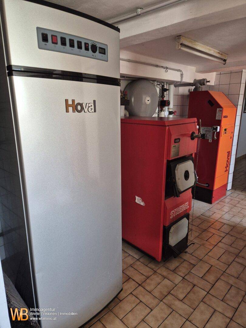 Technikraum mit Heizungsanlagen und Warmwasserspeicher, funktional und gut zugänglich.