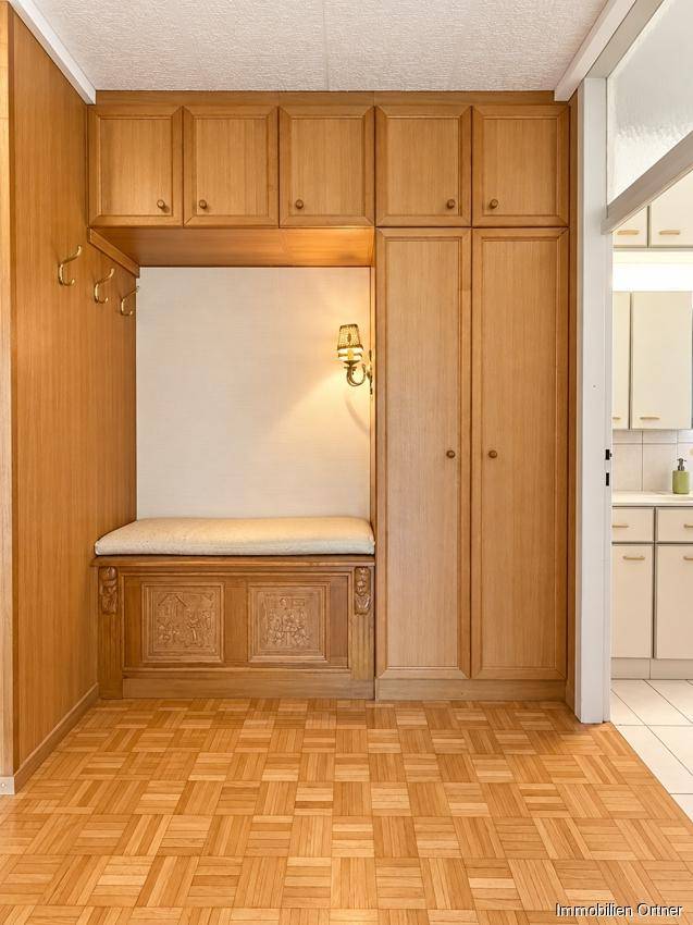 Warme Eichenholz-Garderobe im Eingangsbereich KI modifiziert