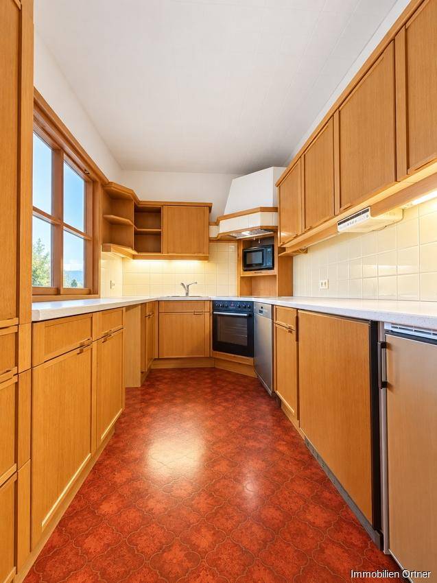 Helle Retro-Küche mit Holzfronten KI modifiziert