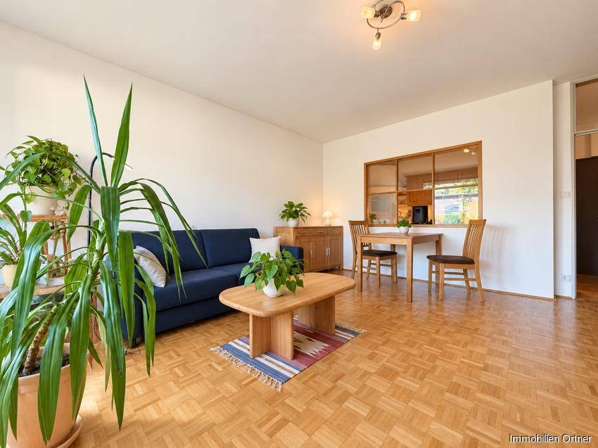 Helles skandinavisches Wohnzimmer mit Pflanzen KI modifiziert