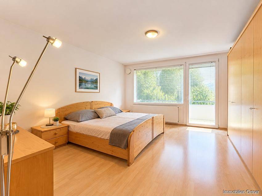 Helles skandinavisches Schlafzimmer mit Balkonblick KI modifiziert