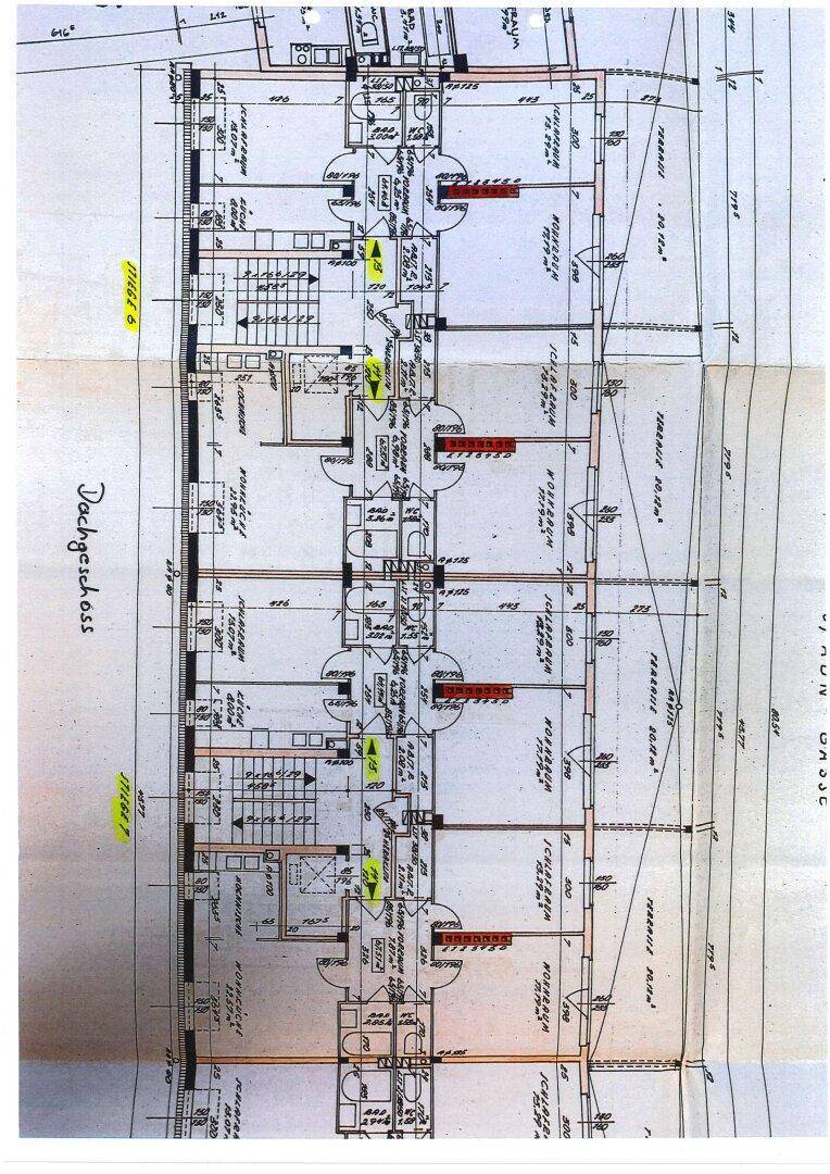 Detaillierter Grundriss eines Dachgeschosses mit mehreren Wohneinheiten und Treppenhaus.