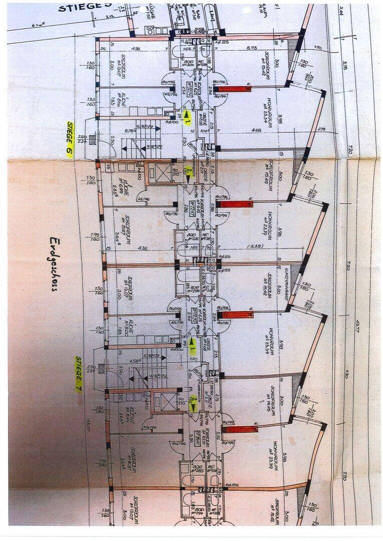 Detaillierter Grundriss des Erdgeschosses mit mehreren Wohneinheiten und Treppenhäusern.