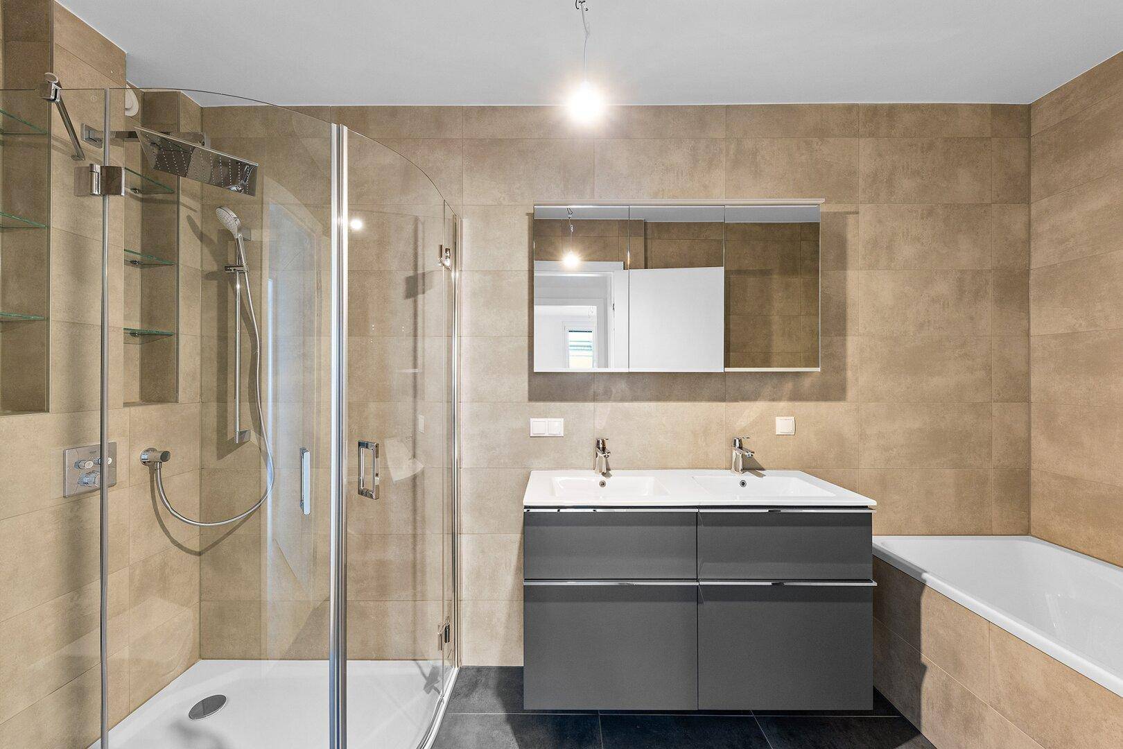 Modernes Badezimmer mit Doppelwaschbecken, Dusche und Badewanne.