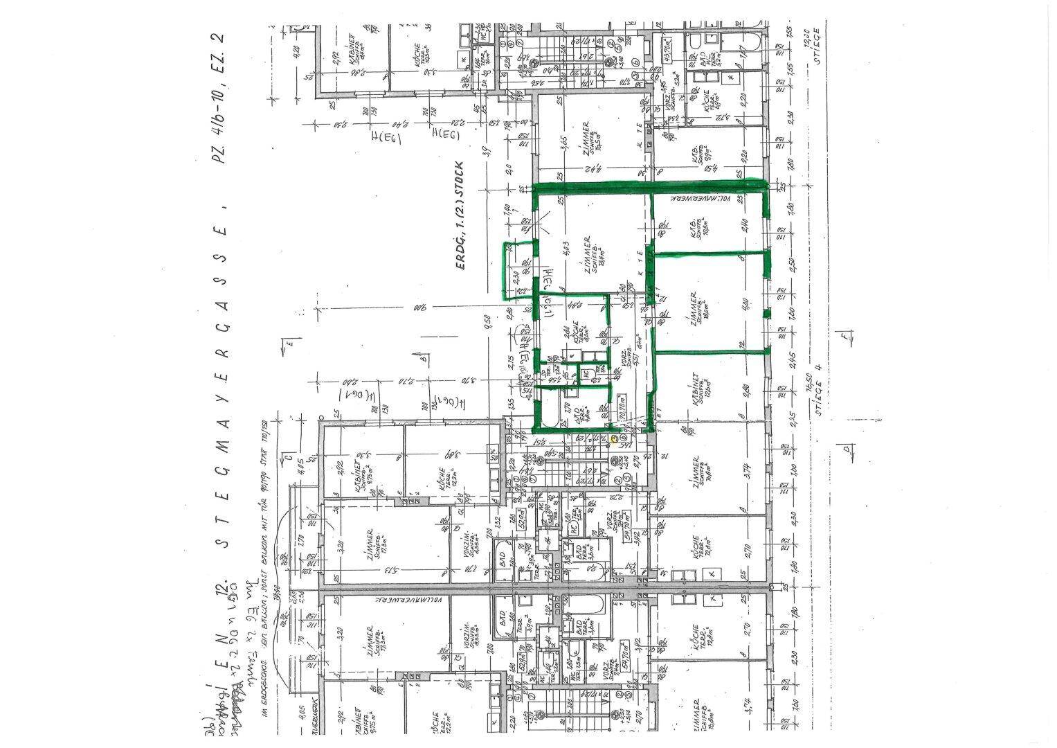 Detaillierter Grundrissplan einer Etage mit mehreren Wohneinheiten und Zimmeraufteilung.