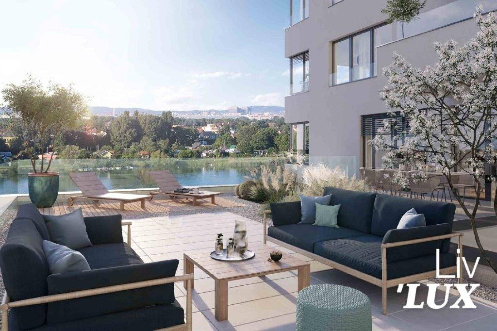 Visualisierung einer großzügigen Terrasse mit Lounge-Möbeln und malerischem Seeblick.