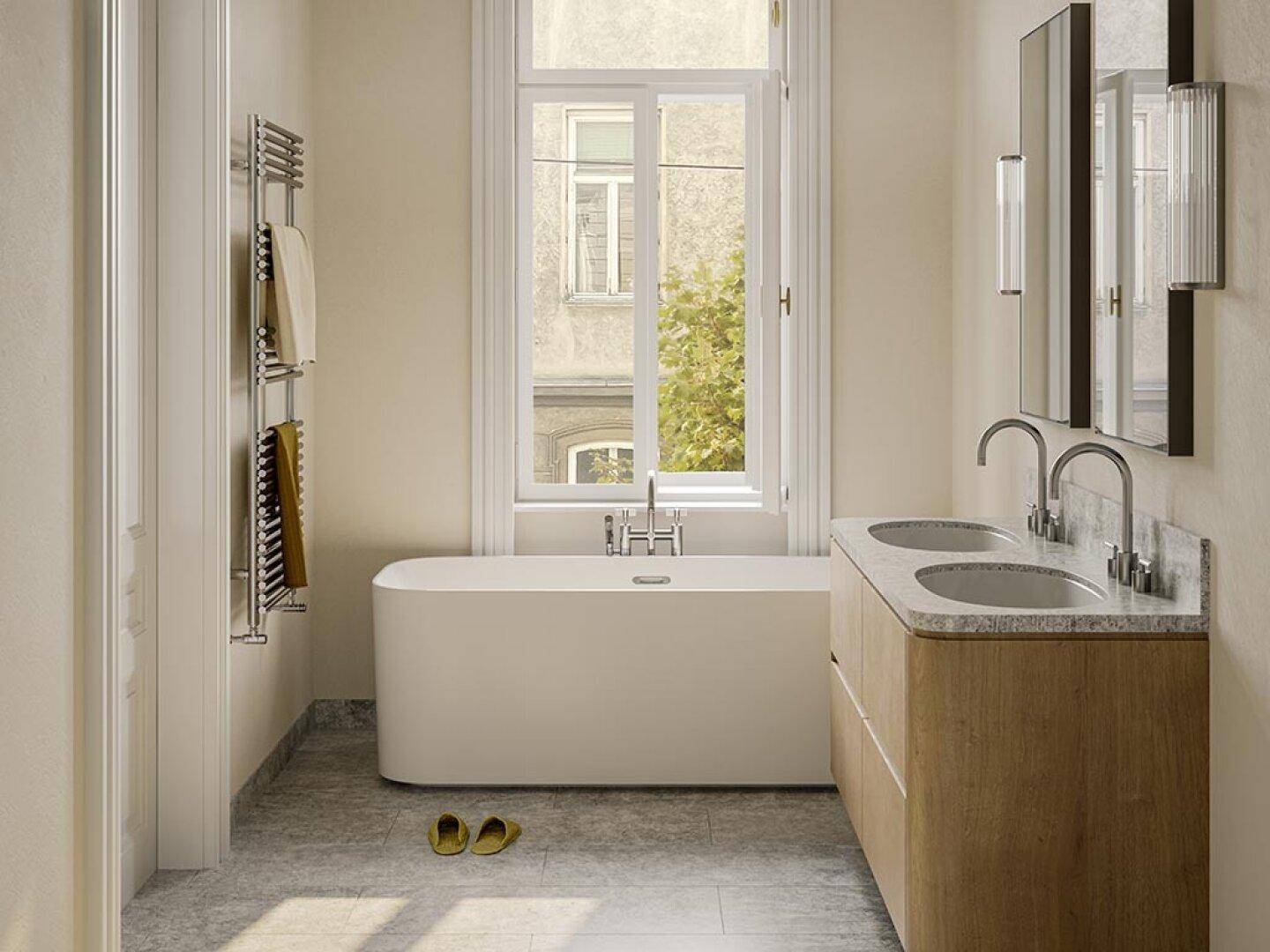 Modernes Badezimmer mit freistehender Badewanne, Doppelwaschbecken und Fenster für Tageslicht.