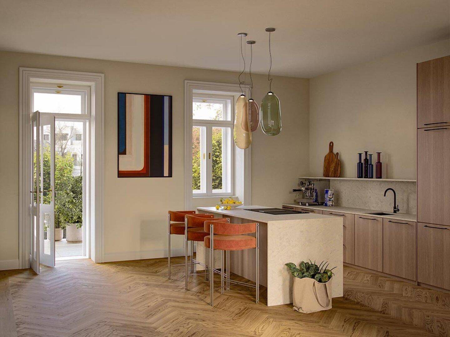 Helle Küche mit Kücheninsel, Holzelementen und Zugang zu einem sonnigen Außenbereich.