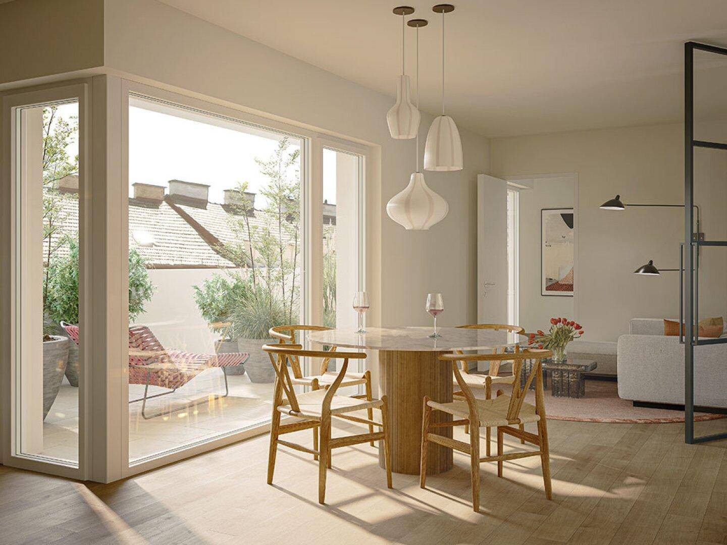 Heller Essbereich mit Holztisch, modernen Stühlen und großem Schiebefenster zur Terrasse.