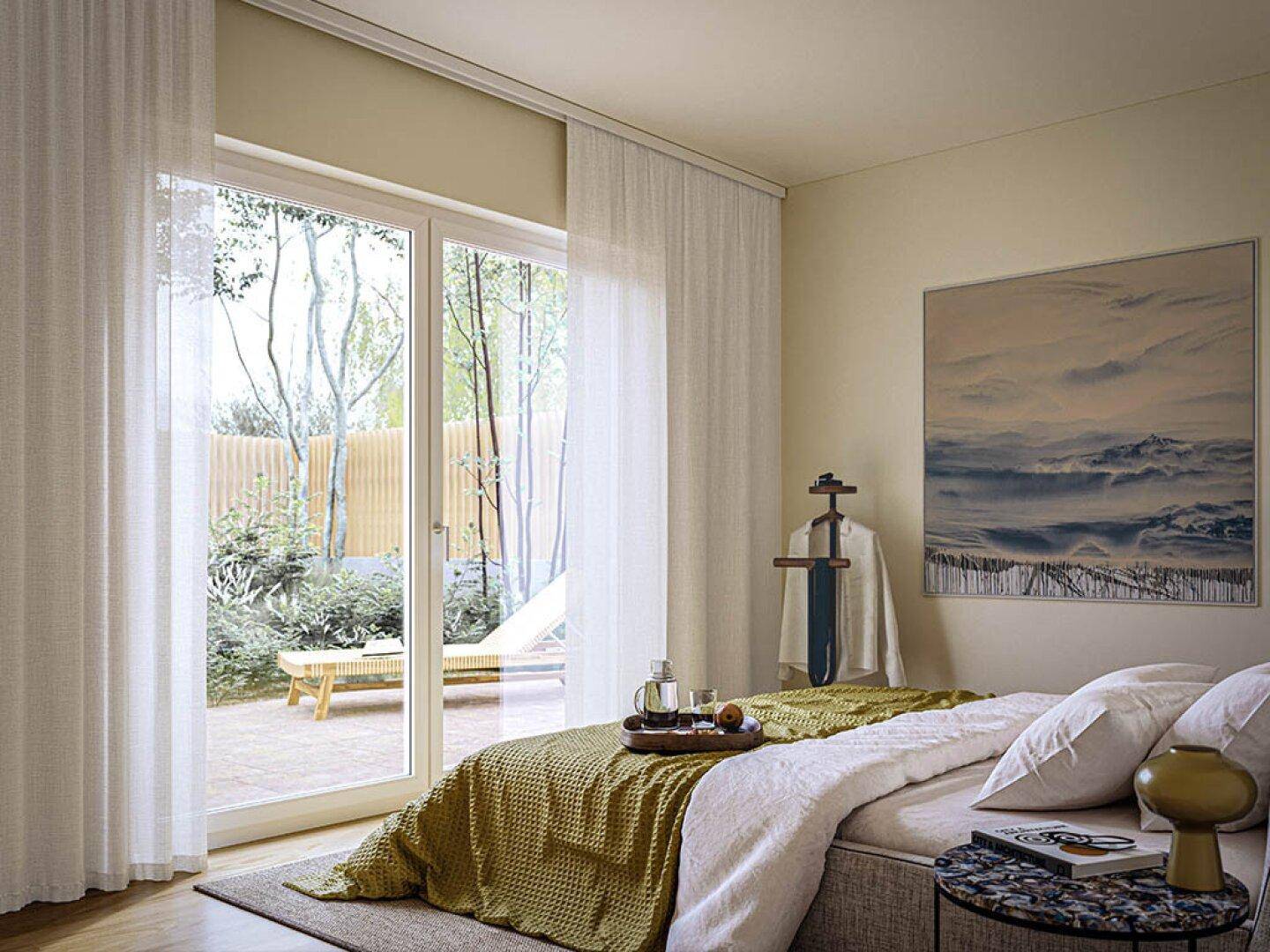 Helles Schlafzimmer mit großem Fenster und direktem Zugang zum privaten Gartenbereich.
