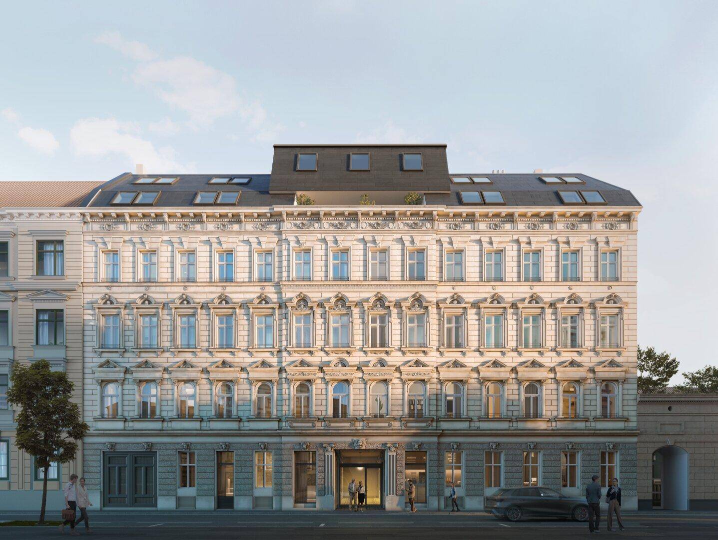 Klassische Fassade eines Altbaus mit vielen Fenstern und einem modernen Dachausbau.