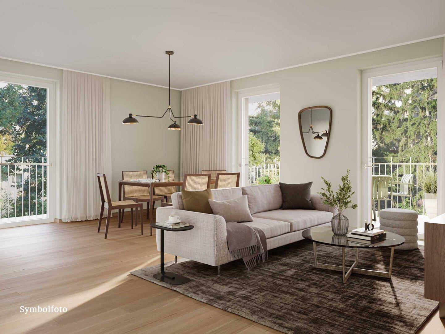 Helles Wohn-Esszimmer mit Holzboden, modernen Möbeln und Zugang zu französischen Balkonen.