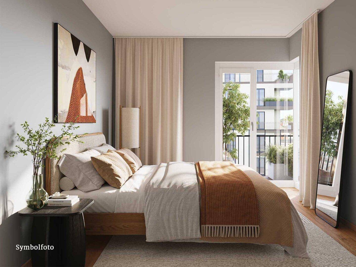 Modernes Schlafzimmer mit großem Bett, Balkonzugang und viel Tageslicht.