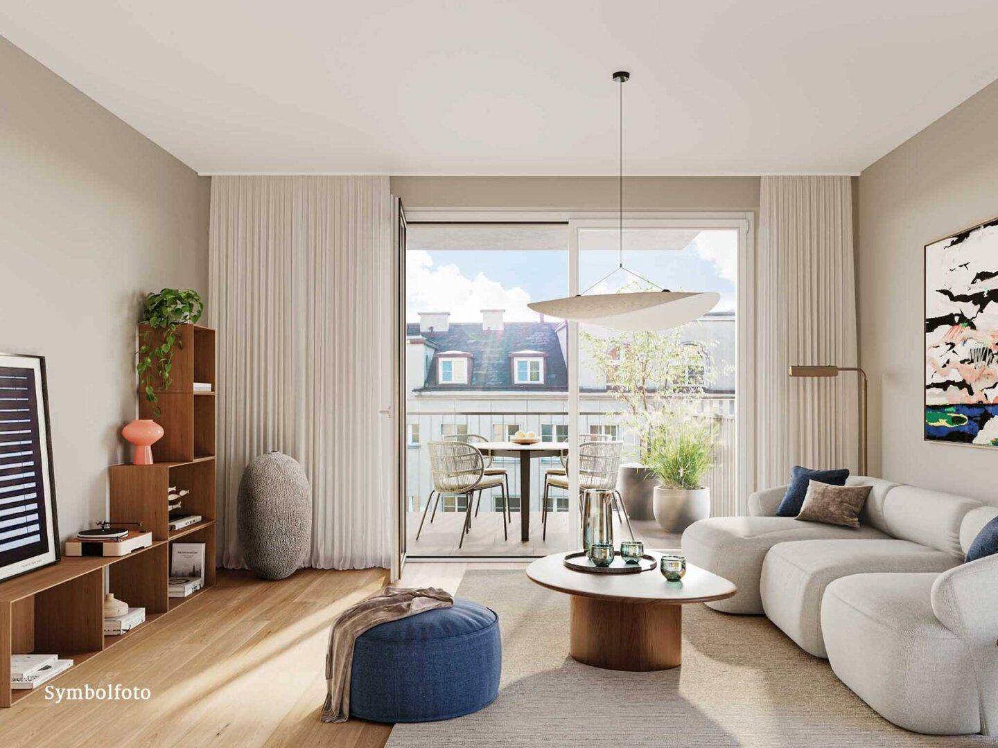 Helles Wohnzimmer mit Holzboden, gemütlicher Couch und Zugang zum Balkon.
