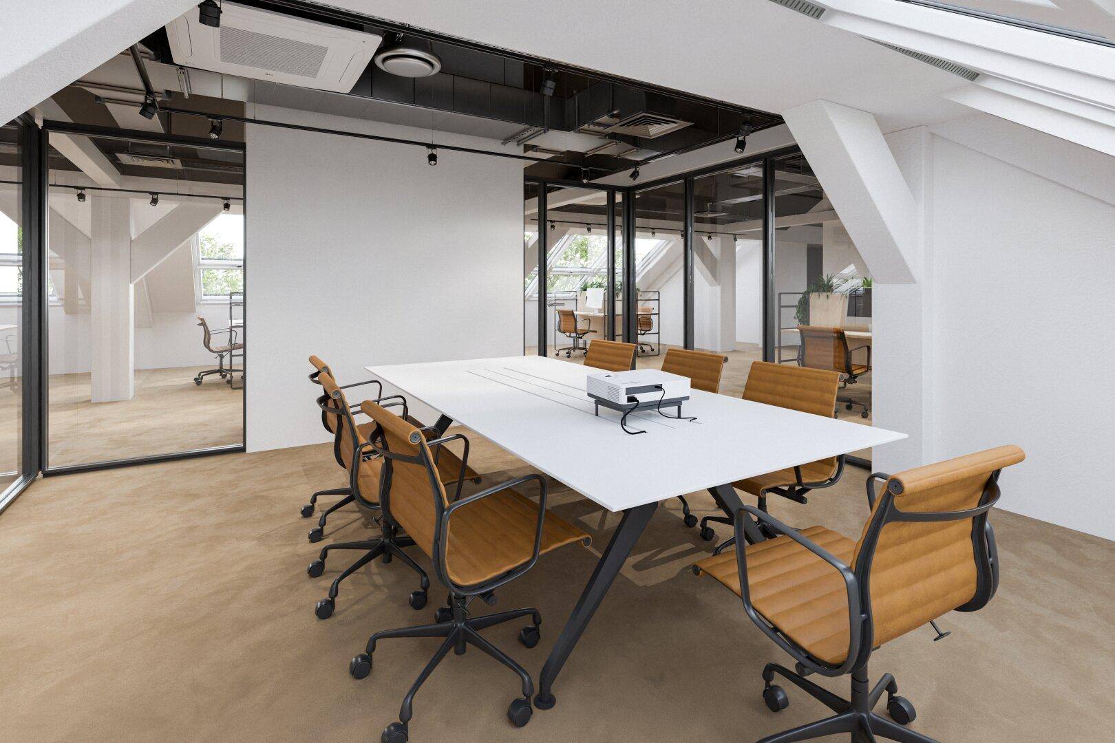 Heller Konferenzraum mit großem weißen Tisch, bequemen Stühlen und einem Beamer in einem modernen Büro.