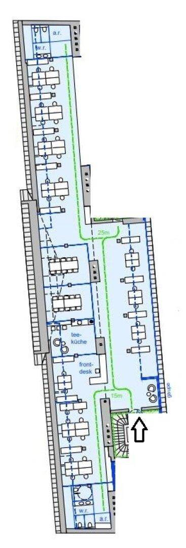 Länglicher Grundriss eines Büroflügels mit zahlreichen Arbeitsplätzen, einer Teeküche und einem Empfangsbereich.