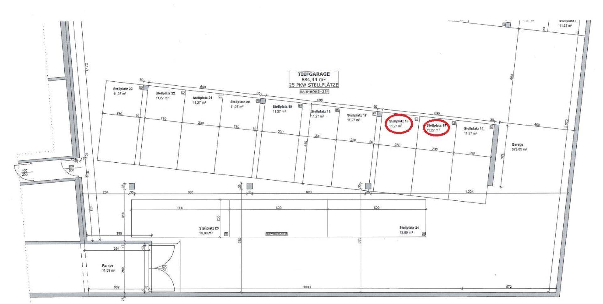 Grundrissplan einer Tiefgarage mit mehreren nummerierten Stellplätzen und einer Zufahrtsrampe für Fahrzeuge.