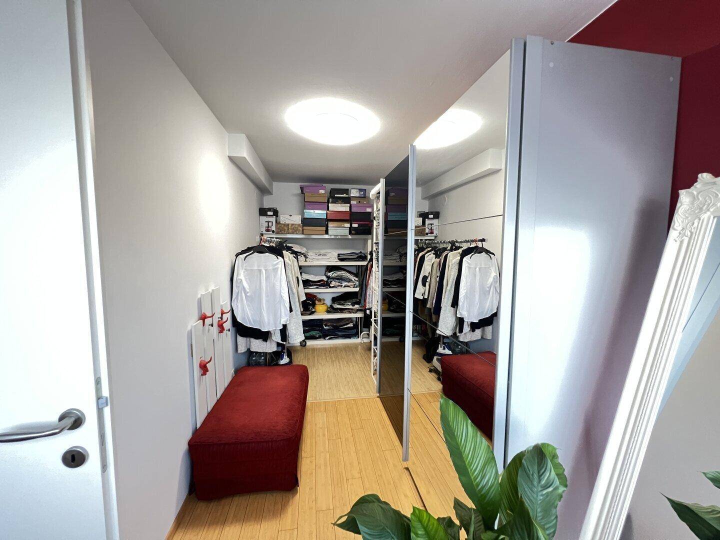 Begehbarer Kleiderschrank mit viel Stauraum und Spiegelschränken.