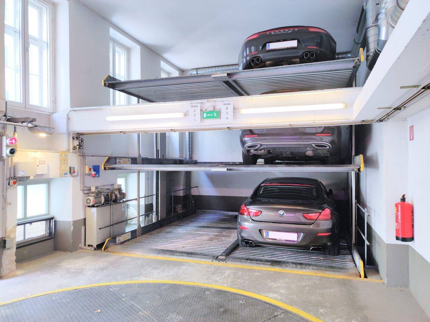 Tiefgarage mit mechanischem Parksystem, das mehrere Fahrzeuge auf verschiedenen Ebenen unterbringt.