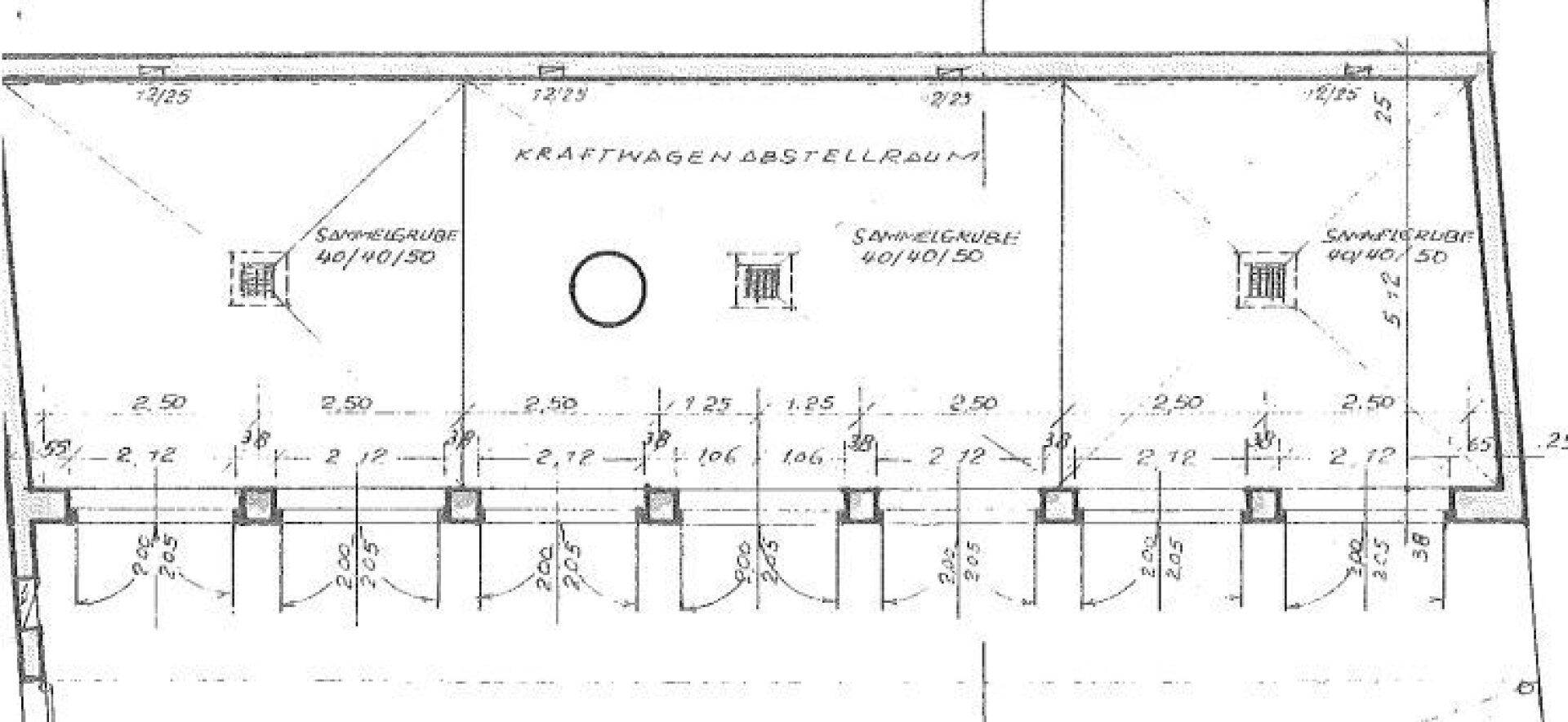 Detaillierter Grundriss einer Garage, der die Anordnung mehrerer Stellplätze und die strukturellen Elemente darstellt.