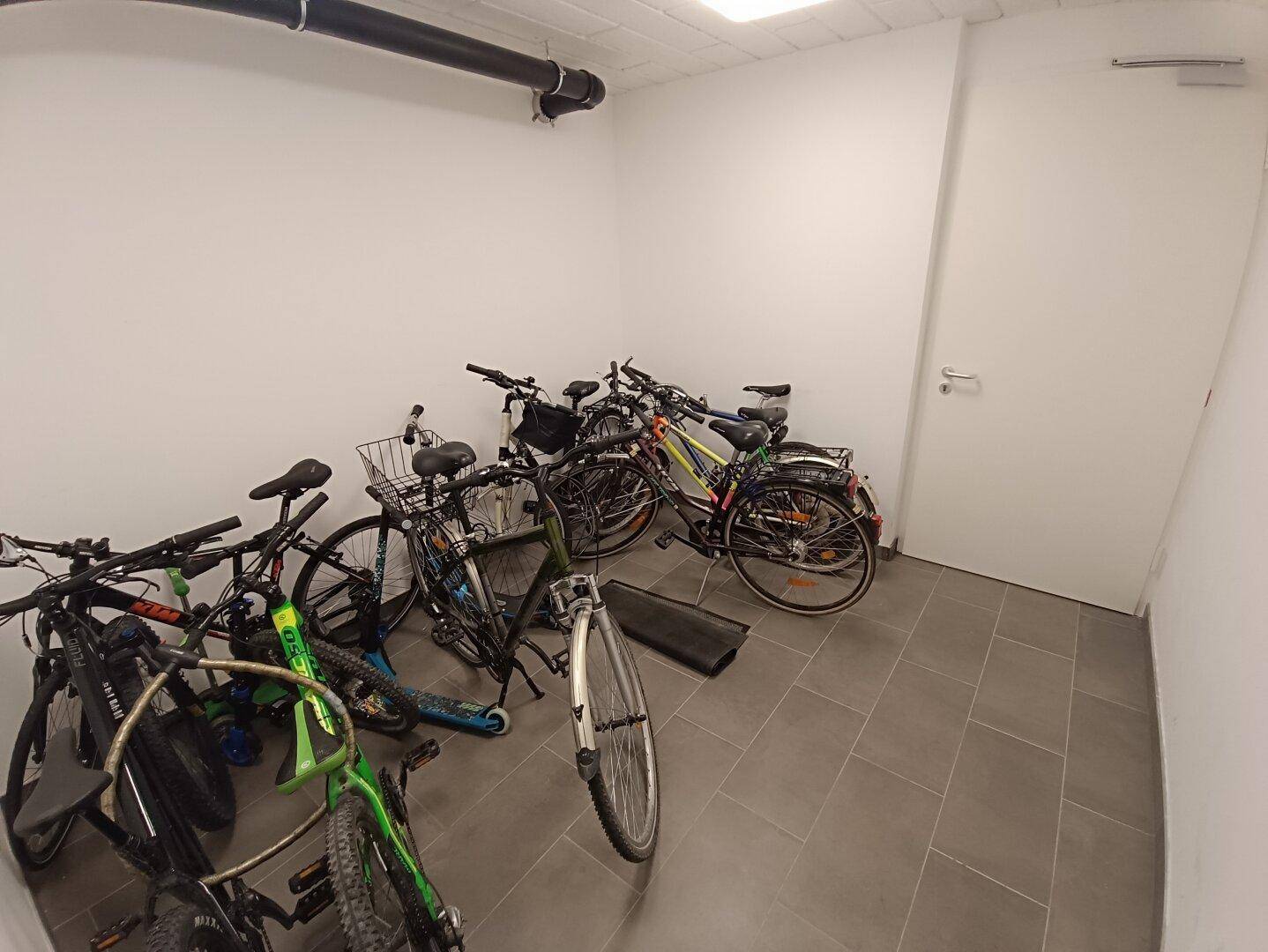 Gemeinschaftlicher Fahrradraum im Untergeschoss mit ausreichend Platz für mehrere Fahrräder.