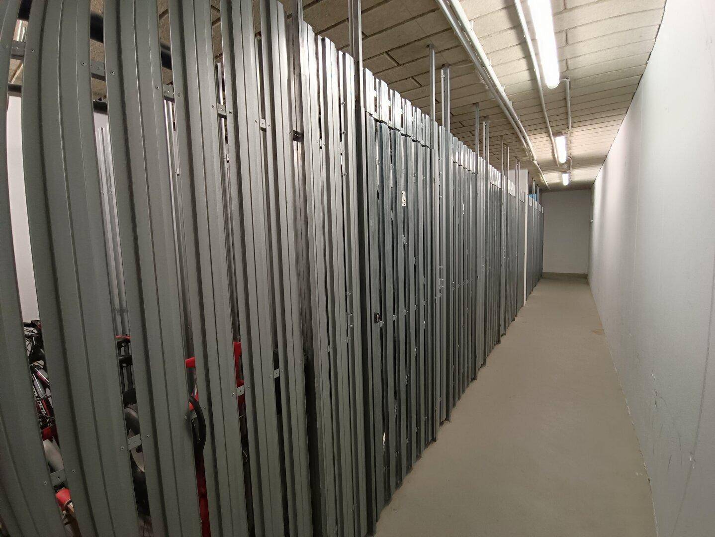 Abstellräume im Keller mit Metallabtrennungen, bieten zusätzlichen Stauraum für Bewohner.