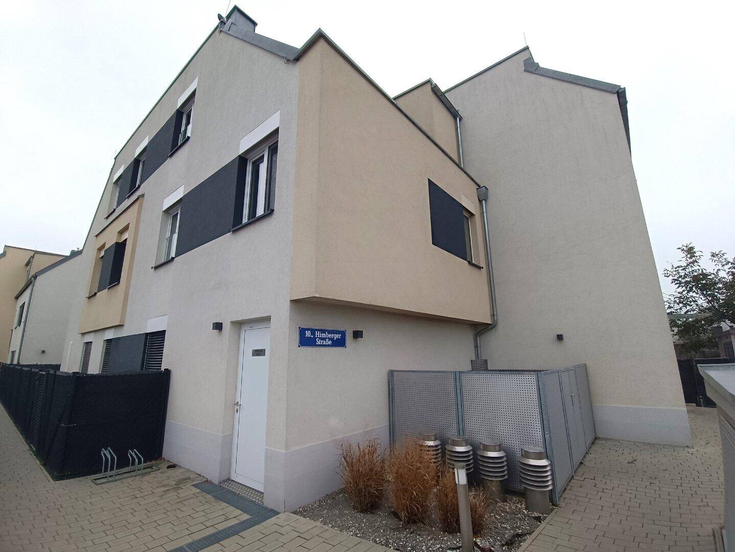 Moderne Wohnanlage mit ansprechender Fassadengestaltung und Außenbereich.