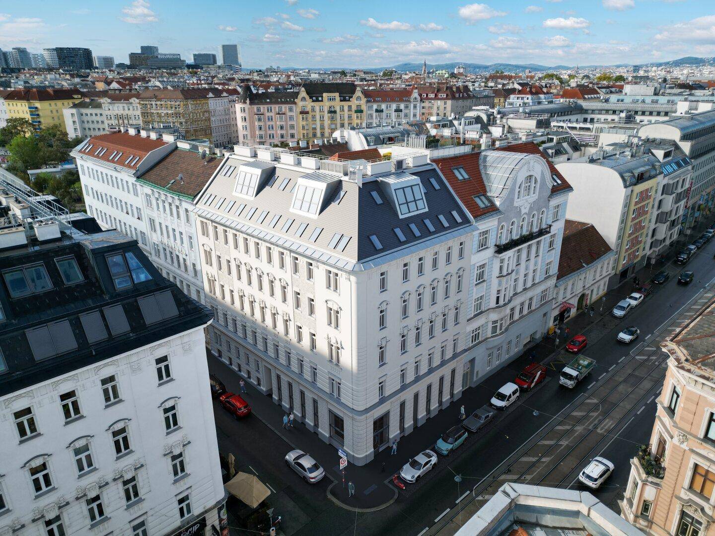 Panoramablick auf ein renoviertes Gebäude mit moderner Dachgestaltung in urbaner Umgebung.