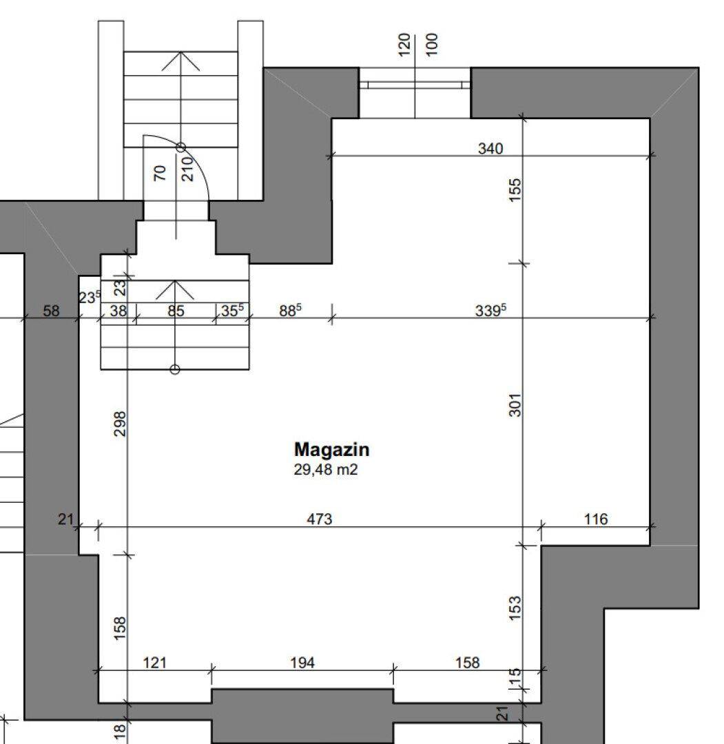 Grundriss eines Lagerraums mit angrenzendem Treppenhaus und detaillierten Maßen.
