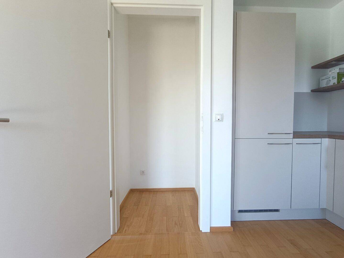 Praktischer Abstellraum oder Speisekammer direkt neben der Küche mit Parkettboden.