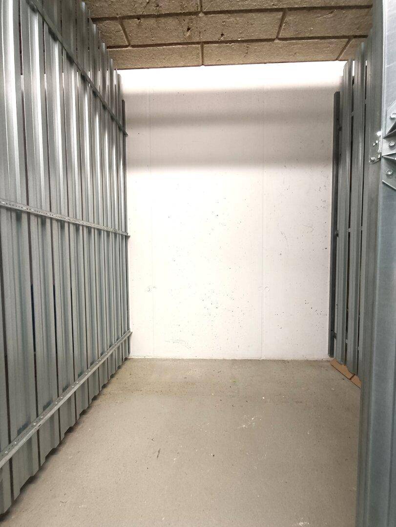 Separater Kellerabteil mit Metallwänden für zusätzlichen Stauraum im Untergeschoss.